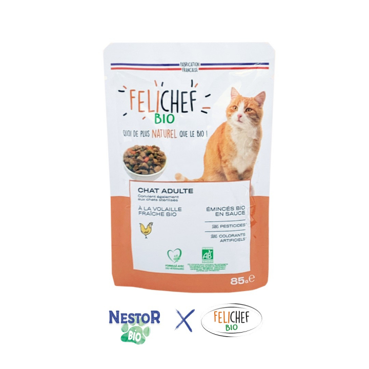 Sachet d'émincés bio pour chat saveur volaille, les logos des marques Nestor Bio et Félichef Bio sont en bas de l'image.
