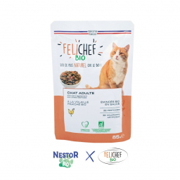Sachet d'émincés bio pour chat saveur volaille, les logos des marques Nestor Bio et Félichef Bio sont en bas de l'image.