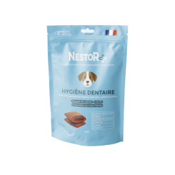 Un sachet de friandise spéciale l’hygiène bucco-dentaire du chien est au centre de l’image. Le sachet est bleu et le fond blanc.