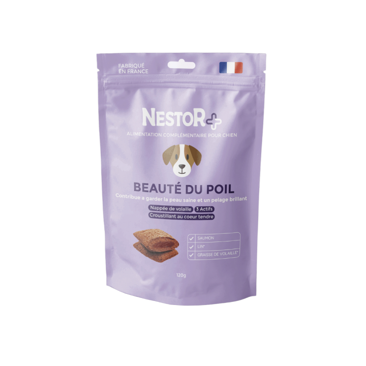 Un sachet de friandise spéciale beauté du poil du chien est au centre de l’image. Le sachet est violet et le fond blanc.