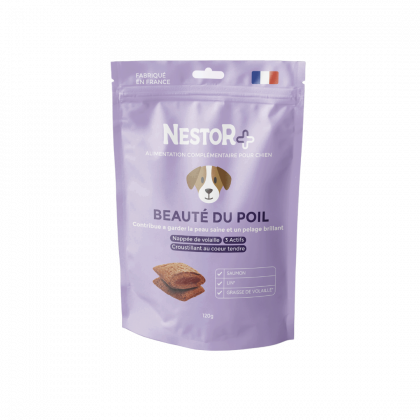 Un sachet de friandise spéciale beauté du poil du chien est au centre de l’image. Le sachet est violet et le fond blanc.