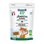 Sac 1 kg Nestor Bio de croquettes allégées sans céréales pour chat stérilisé, à la volaille fermière bio française, enrichies en carotte, tomate, myrtille, aloe vera et thé vert