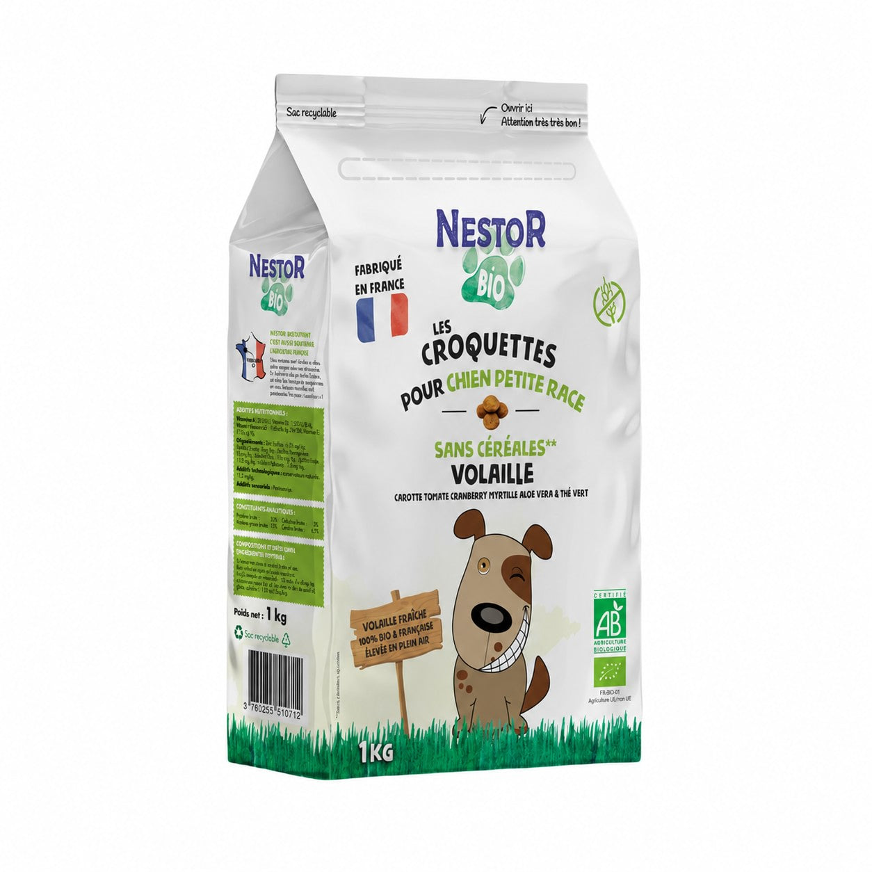 Un sac de croquettes sans céréales pour chien de petite race à la volaille Nestor Bio certifiées agriculture biologique fabriquées en France sachet 1 kg est au centre de l'image sur fond blanc