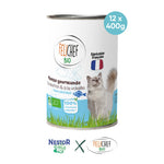 Une boîte de conserve de 400 grammes de mousse au saumon pour chat est au centre de l'image. Le fond est blanc. En dessous, du texte indique que l'on achète un pack de 12 pâtées.