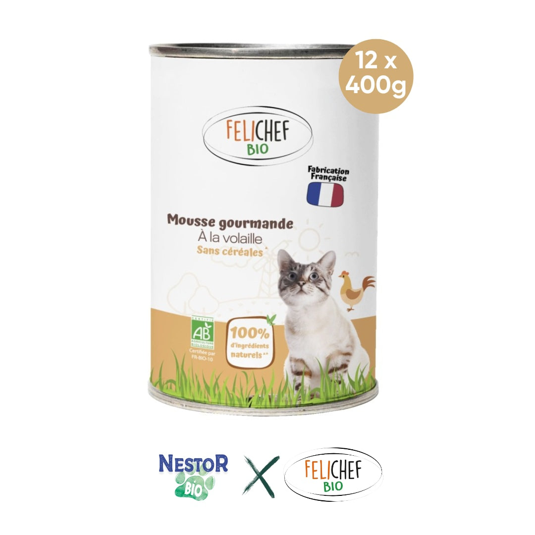 Une boîte de conserve de 400 grammes de mousse à la volaille pour chat est au centre de l'image. Le fond est blanc. En dessous, du texte indique que l'on achète un pack de 12 pâtées.