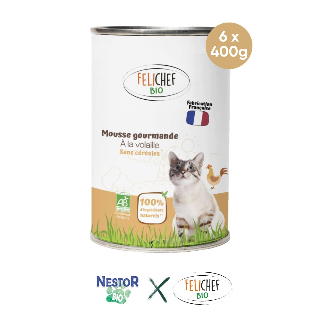 Une boîte de conserve de 400 grammes de mousse à la volaille pour chat est au centre de l'image. Le fond est blanc. En dessous, du texte indique que l'on achète un pack de 6 pâtées.